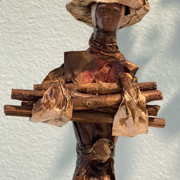 Mexican folk art paper mache villager figurine carrying a stack of wood, Vintage - Picture 7 of 11